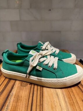 Cariuma OCA Low Canvas Sneakers in Green Colorway